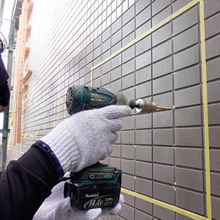 ビスクランプ注入工法をしている様子